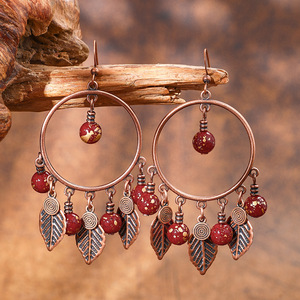 Pendientes colgantes de aleación de cobre chapados en bronce antiguo con diseño de atrapasueños para mujer, estilo bohemio, con plumas, joyería de moda - Product Image 2