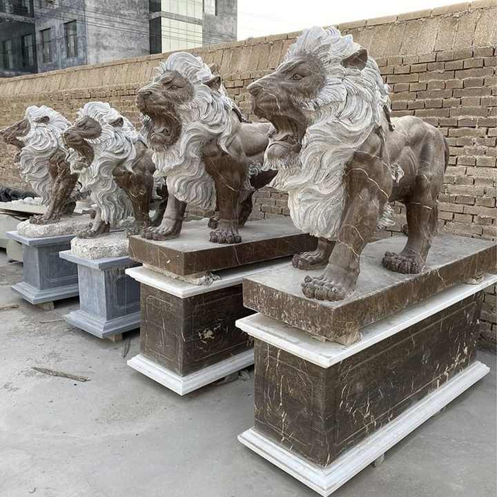 ライオンの石彫刻？大理石？
