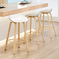 Tabouret de bar moderne en plastique avec dossier bas, pieds en bois massif, repose-pieds, pour intérieur/extérieur, salle à manger, cuisine, restaurant, café, bar à domicile