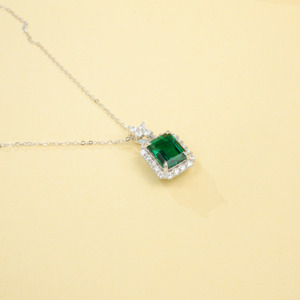 Collar con Colgante Halo de Plata de Ley 925, Esmeralda Creada en Laboratorio con Corte Esmeralda y Detalles de Circonita Cúbica - Product Image 5