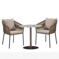 Chaise de salle à manger d'extérieur moderne en rotin beige avec coussin et oreiller, fauteuil de patio à structure en aluminium gris foncé pour jardin, balcon et parc