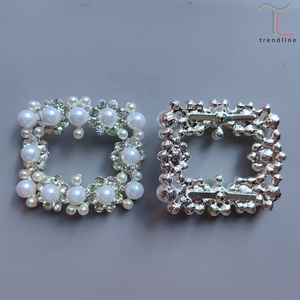Boucle de chaussure en strass et perles très brillante pour bottines - Product Image 2