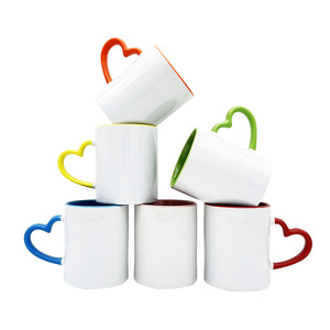 Tazas de cerámica personalizadas con asa de corazón, cuerpo blanco, interior colorido, impresión por sublimación para regalos. - Product Image 1
