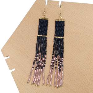   Boucles d'oreilles longues à pampilles en perles de rocaille noires et roses faites à la main - Bonheur artisanal - Product Image 1