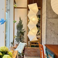 Lampe suspendue en papier de forme unique personnalisée avec grand abat-jour pour la lanterne en papier de la villa du salon