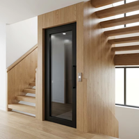 Ascenseur domestique motorisé étroit et peu encombrant, intégré dans une escalier en U pour petite maison à 3 étages