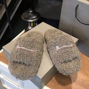 Fabricant en gros ODM – Chaussons tendance en peau d'agneau pour femmes, sandales d'intérieur moelleuses, claquettes brodées chaudes - Product Image 6