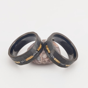 Nuovo Anello alla Moda in Carburo di Tungsteno con Detriti di Foglia d'Oro, Anello Nuziale e di Fidanzamento da 8mm con Finitura Martellata Nera per Coppie - Product Image 6