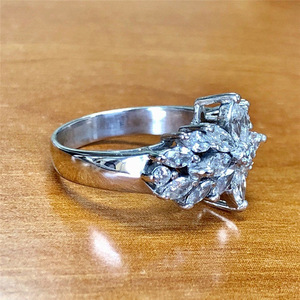 Anello Geometrico a Fiore per Donne, Design Floreale con Pietre Scintillanti, Elegante Gioiello da Dito per Matrimoni e Feste - Product Image 4