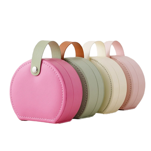 Boîte à bijoux ronde de petite taille en cuir PU avec poignée, doublure en velours, fermeture à bouton, étui de rangement portable pour bijoux de voyage, vente en gros d'usine - Product Image 4