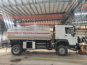 Camion cisterna fuoristrada Sinotruk HOWO 4x4, <span class=keywords><strong>autocisterna</strong></span> per carburante da miniera, <span class=keywords><strong>autocisterna</strong></span> per carburante a trazione integrale, in pronta consegna, per impieghi gravosi - Product Image 5
