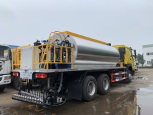 Camion pulvérisateur de bitume professionnel de moyenne capacité avec réservoir isolé et contrôle automatique du pulvérisation pour la construction de routes en asphalte - Product Image 2