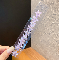 Ensemble de pinces à cheveux pour enfants pour tresser des mini-fleurs. Coiffure mignonne pour fille avec de petites tresses. Petites pinces à cheveux pour petites filles.