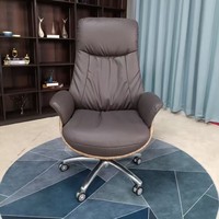 Chaise de bureau de direction confortable en cuir véritable pour grands bureaux, chaise d'ordinateur pour le travail à domicile et les longues sessions d'utilisation, idéale pour les influenceurs.