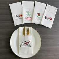 Serviettes jetables en papier Airlaid effet lin avec logo personnalisé en relief – Serviettes de table en papier
