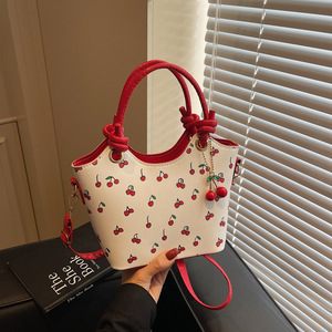 Sac à main mini seau pour femme à imprimé cerises, avec poignée nouée et bandoulière amovible, porté épaule ou croisé - Product Image 3