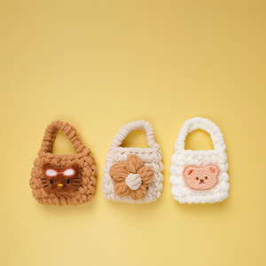 Funda de felpa con diseño de oso para auriculares, funda protectora anticaída para Airpods, estilo hecho a mano, color blanco - Product Image 3