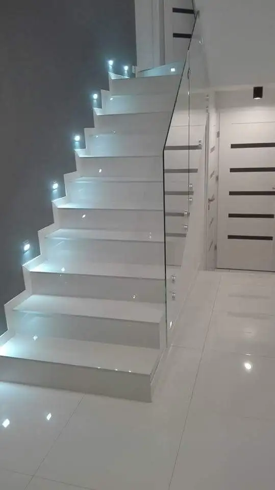 CBMmart2024新しいデザインのフローティングストレート階段中央スパイン階段階段ウッドトレッドとフレームレスガラス手すり付き