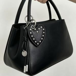 Llavero con forma de corazón, dulce y moderno, diseño de nicho, con remache en forma de corazón, colgante para teléfono móvil y colgante para bolso de cuero - Product Image 5