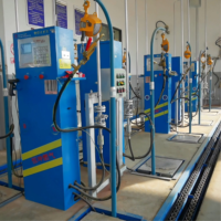 Système de remplissage de bouteilles de GPL antidéflagrant avec convoyeur à chaîne, système de pesage semi-automatique, pompe à moteur haute précision, en caisse en bois