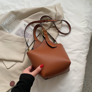 2023 sacs fourre-tout à bandoulière de mode pour dames avec logo imprimé de <span class=keywords><strong>marque</strong></span> célèbre conception simple femmes Offre Spéciale le sac fourre-tout - Product Image 1