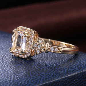 Anello Vintage da Donna con Zircone Rettangolare Incastonato a Griffe - Product Image 6