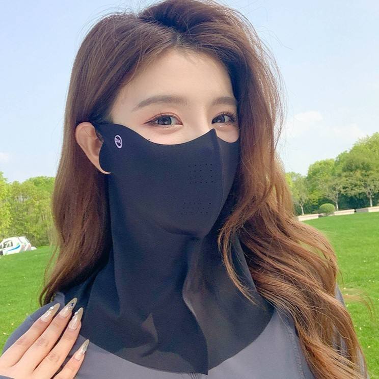 (หน้ากากกันแดดไอซ์ซิลค์ สีดำ)