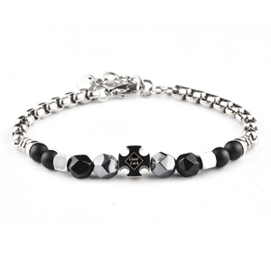Bracelet en acier inoxydable à la mode et personnalisé avec un pendentif croix porte-bonheur et des perles d'agate noire pour accessoires de bijoux pour hommes - Product Image 2