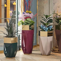 Vas Lantai Besar Mewah Modern Warna Emas Dekorasi Rumah Pot Bunga Dekoratif Tinggi untuk Dalam Ruangan Elegan Taman Baja Tahan Karat Tahan Lama Gaya Nordik