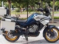 Moto de tourisme ADV CFMOTO 800MT 799cc bicylindre refroidie par eau avec ABS TCS régulateur de vitesse pour longues distances et aventures