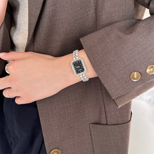 Elegante Reloj de Cuarzo para Mujer con Brazalete de Perlas, Esfera Cuadrada con Detalles de Diamantes de Imitación, Ideal para Regalo y Fiesta - Product Image 4