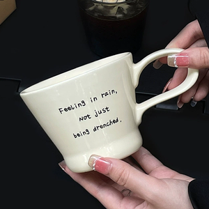 Tasse <span class=keywords><strong>anglaise</strong></span> noire simple de couleur crème Ins Design Sense <span class=keywords><strong>Mug</strong></span> avec grande poignée - Product Image 4