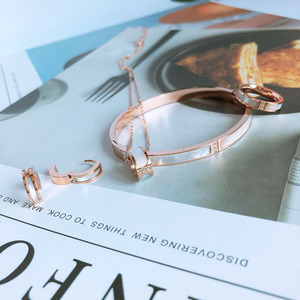 Costume de créateur pour femmes Parure de <span class=keywords><strong>bijoux</strong></span> <span class=keywords><strong>fantaisie</strong></span> en or rose Acier inoxydable - Product Image 2
