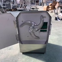 Compacte fruit- en groentesnijmachine met messen voor het snijden en raspen van selderij, peterselie, prei, groene ui en komkommer