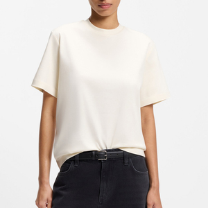 T-shirt pour femme au design décontracté et élégant, conçu pour un confort détendu, avec une forme soignée et un look élégant au quotidien. - Product Image 1