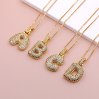 Collier initial en laiton plaqué or 18 carats avec lettres bulles, micro-pavé dense de zircone cubique, triple rangée de pierres, délicat pour le quotidien