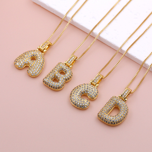Collar <span class=keywords><strong>con</strong></span> inicial de letra delicada para uso diario, chapado <span class=keywords><strong>en</strong></span> oro de 18K sobre latón, <span class=keywords><strong>con</strong></span> diseño de burbujas, micro pavé denso de circonitas y engaste de triple fila de piedras - Product Image 3