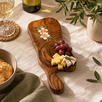 Planche de service en bois multifonctionnelle artisanale à motif floral |   Plateau rustique en bois pour fromages et en-cas |   Plateau de service décoratif