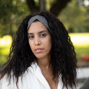 Bandeau tressé Margherita en coton biologique réglable pour femme, style décontracté, minimaliste, moderne, couleur unie gris - Product Image 1