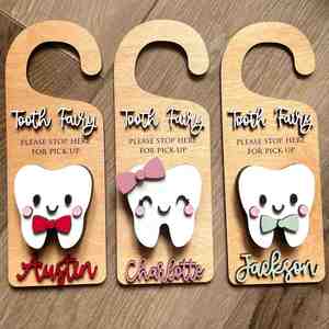 Colgador de Puerta de Madera Personalizado de Fábrica con Diseño de Hada de los Dientes y Nombre Grabado para Decoración de Habitación Infantil - Product Image 2