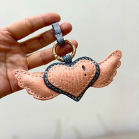 Pendentif Cœur Ailes d'Ange en Cuir Véritable Mat Ciré Couleurs Contrastées Porte-clés Breloque de Sac Féminin Décoration de Voiture Chine