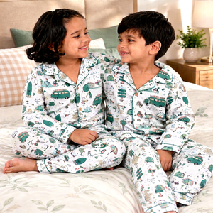 Passendes bedrucktes Pyjama-Set für Kinder, Jungen und Mädchen, langärmliges Schlafanzug-Set mit Knopfleiste, süßes Cartoon-Auto-Print-Nachtwäsche-Set - Product Image 1