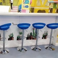 Tabouret de bar pivotant rouge, design moderne et élégant, en plastique, pour restaurant commercial, hauteur de comptoir, stable et durable, à prix abordable (20 $)