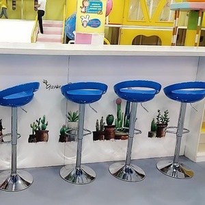 Tabouret <span class=keywords><strong>de</strong></span> <span class=keywords><strong>bar</strong></span> pivotant rouge, design moderne et élégant, en plastique, pour restaurant commercial, hauteur <span class=keywords><strong>de</strong></span> comptoir, stable et durable, à prix abordable (20 $) - Product Image 4
