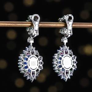 Pendientes de Clip con Múltiples Piedras Preciosas, Oro Blanco de 18K con Zafiro Azul Natural en el Centro, Total de 5.024ct de Piedras Preciosas Mixtas: Zafiro y Turmalina - Product Image 4