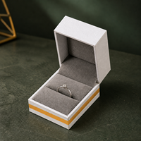 Caja de Joyería de Papel Texturizado con Logotipo Personalizado, con Ribete Dorado e Inserto Gris para Anillos de Boda y Compromiso, Venta al Por Mayor