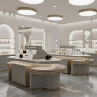 Vitrine en bois massif tendance pour magasin de cosmétiques, parfumerie, boutique, design intérieur métallique, solution de projet tout-en-un