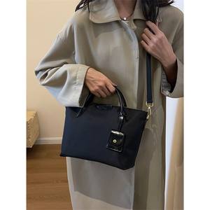 Nouveau style 2025 – Sac fourre-tout tendance haut de gamme en tissu Oxford léger pour femme, grande capacité, design épaule, idéal pour l'export. - Product Image 1