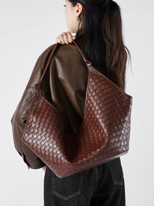 Sac à bandoulière en cuir de vache véritable pour femme, nouveau design 2026, texture tissée, grande capacité, sac à main tendance pour femmes - Product Image 1