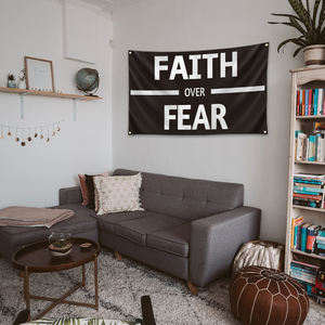 Entrega rápida Impresión digital 100% Poliéster Fe sobre la bandera del miedo para el dormitorio universitario Hombre Cueva Frat Pared Decoración al aire libre - Product Image 4